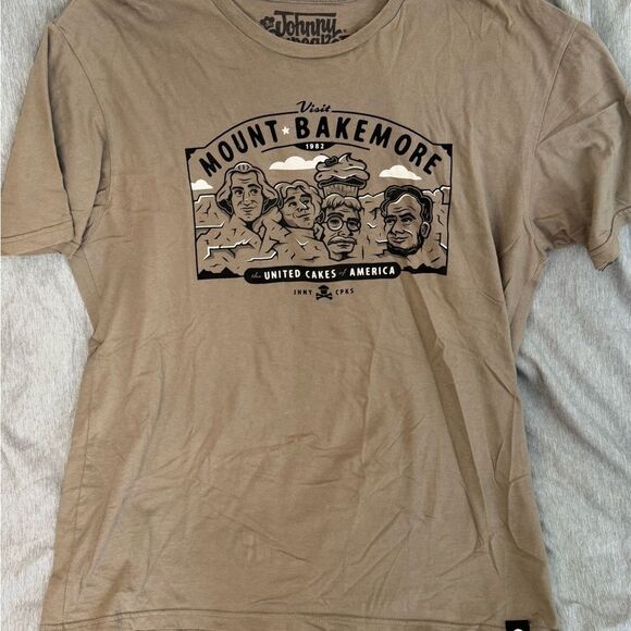 Johnny Cupcakes Brown Mount Bakemore Tee NWOT XLARGE - Collectable Tees - Picture 1 of 4